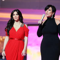 Kim Kardashian and Kris Jenner appear on a catwalk in the middle of the Dubai Mall | Picture 102847